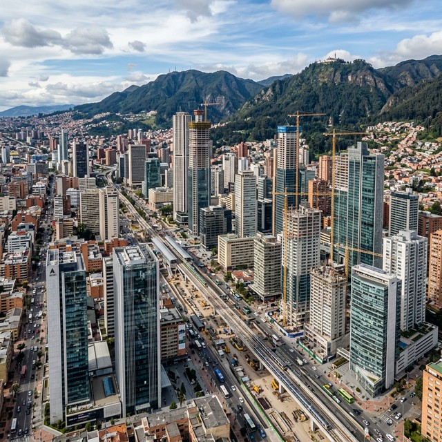 Panoramica de Bogota 2026 con nuevos desarrollos inmobiliarios y gruas de construccion